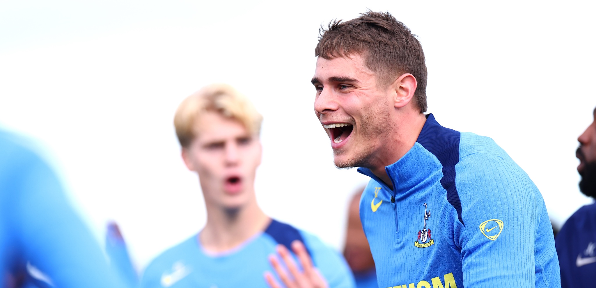 【朗報】ファンデフェンがマン・ユナイテッド戦で復帰へ、指揮官フランクが明かした「守備の要」の最新状態