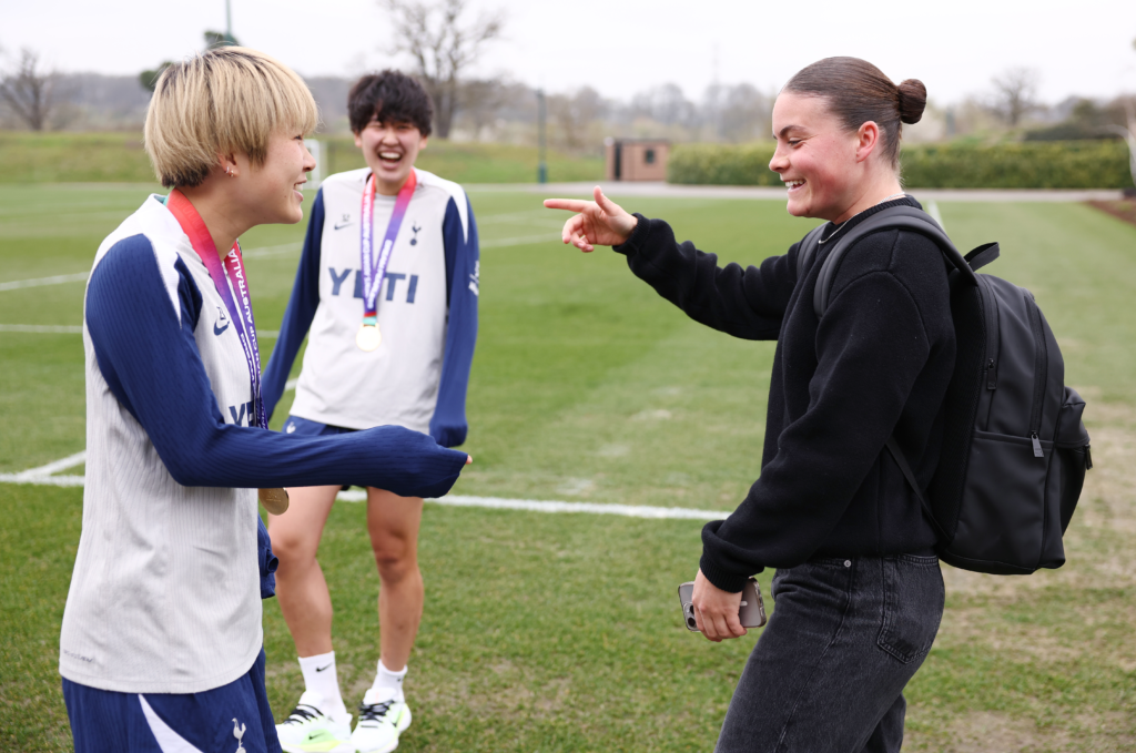 【公式】ギャラリー：アジアカップ覇者のなでしこジャパン、古賀塔子と浜野まいかがホットスパー・ウェイに帰還