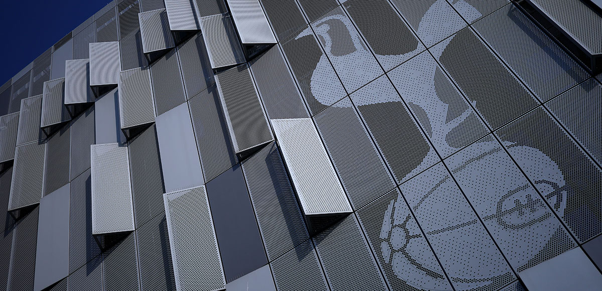 【公式声明】UEFAからの制裁通知。フランクフルト戦での差別的行為に対し3名を永久追放処分