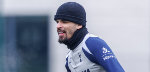 【朗報】ファンデフェンがマン・ユナイテッド戦で復帰へ、指揮官フランクが明かした「守備の要」の最新状態